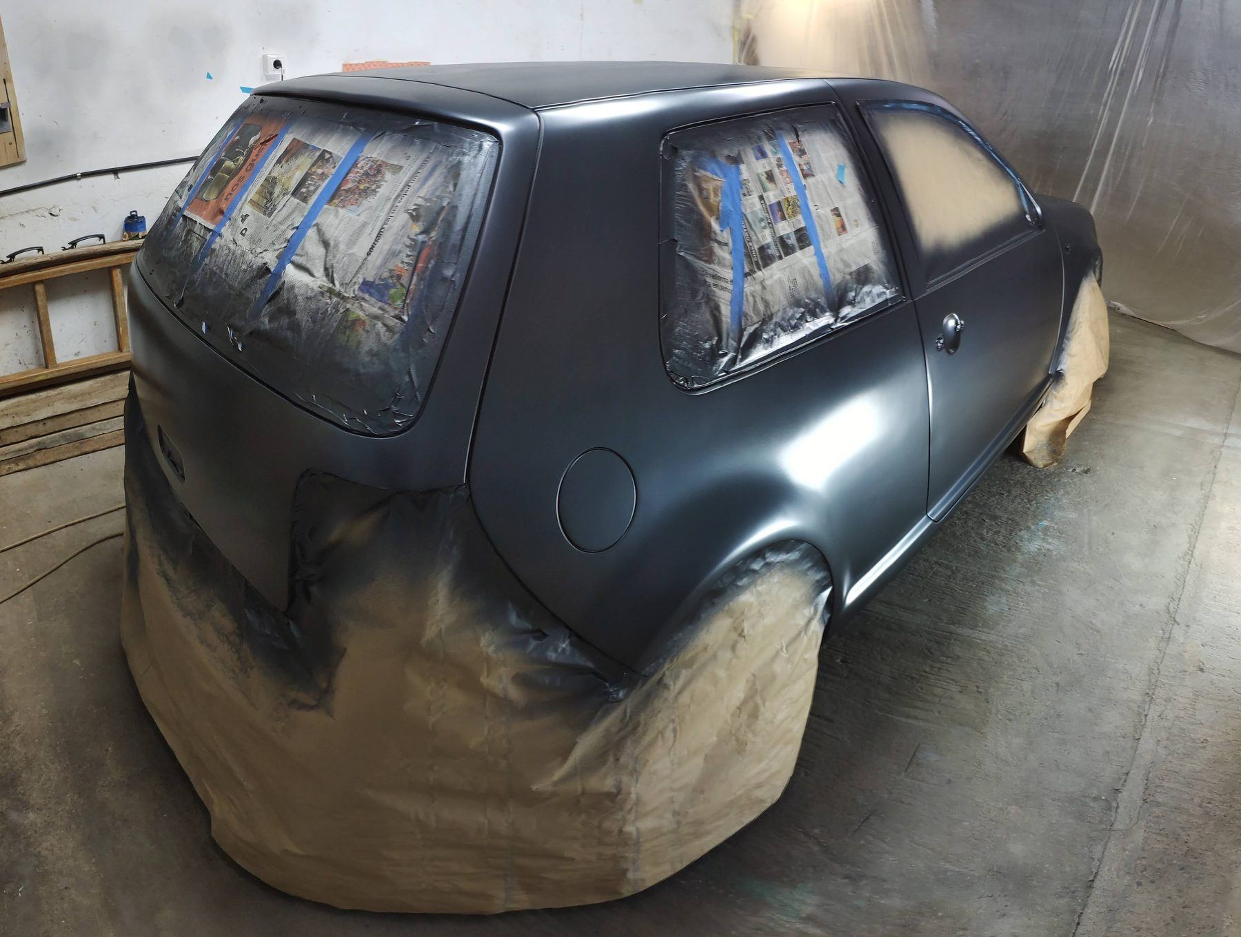Golf IV en aparejo negro, enmascarado para pintar